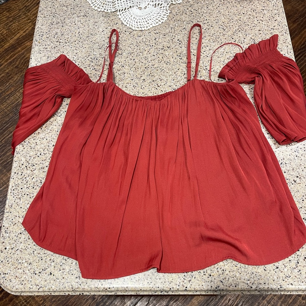 Gianni Bini / red top with “detached” sleeves / size: L